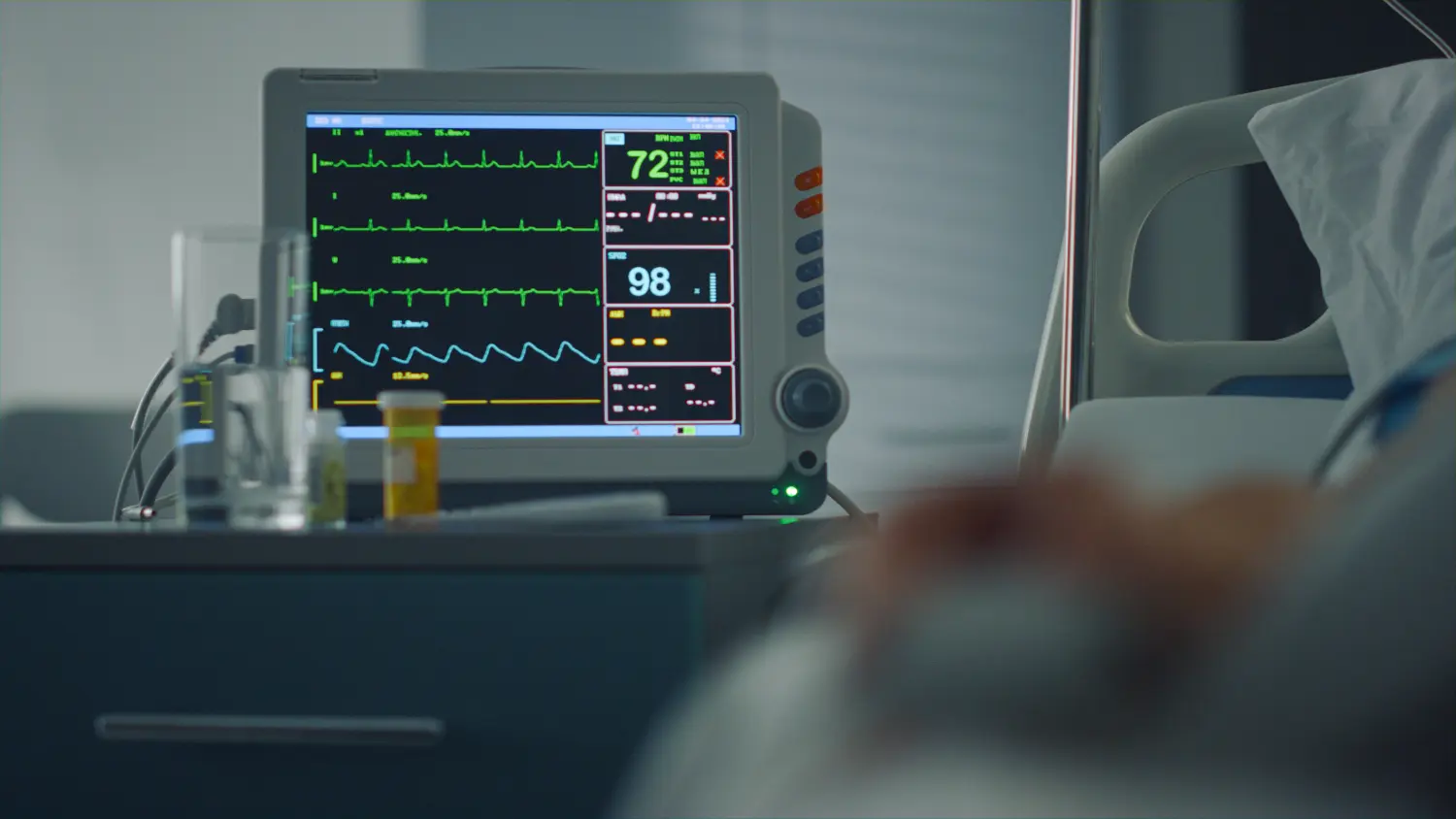 Herzfrequenzmessgerät zeigt Vitalfunktionen. Pulsoximeter-Hand im Krankenhaus, Nahaufnahme